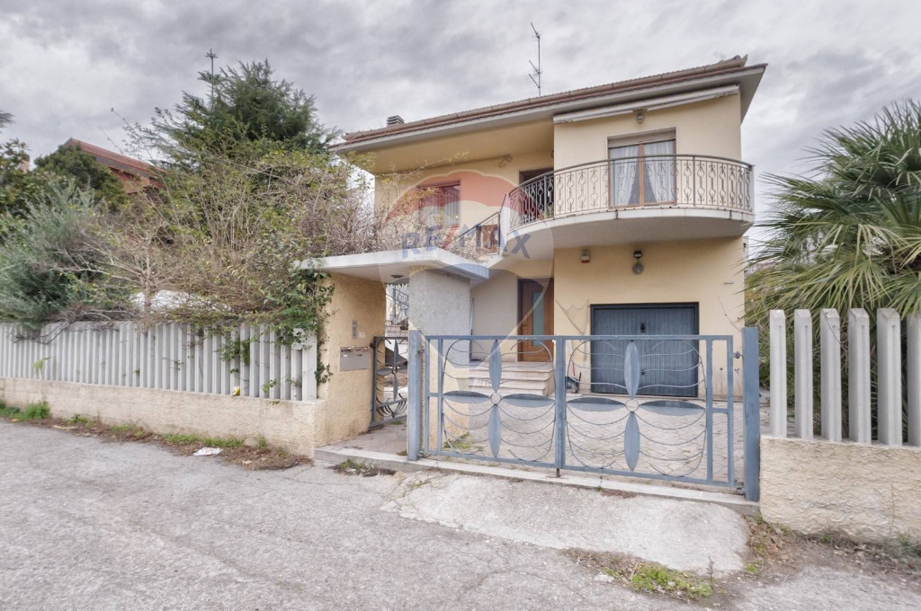 Casa indipendente in Via Studenti di san Giuliano di Puglia, 10 locali