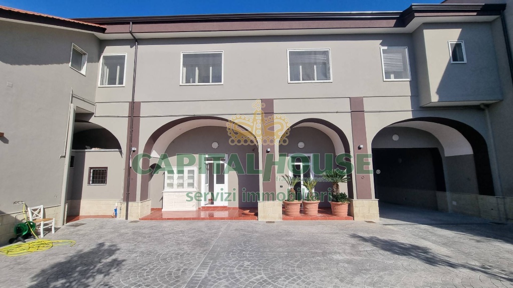 Casa indipendente a Macerata Campania, 8 locali, 4 bagni, 270 m²