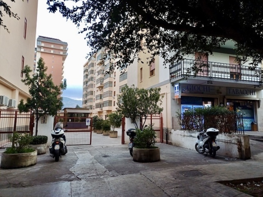 Appartamento in VIA EUGENIO L'EMIRO, Palermo, 5 locali, 1 bagno