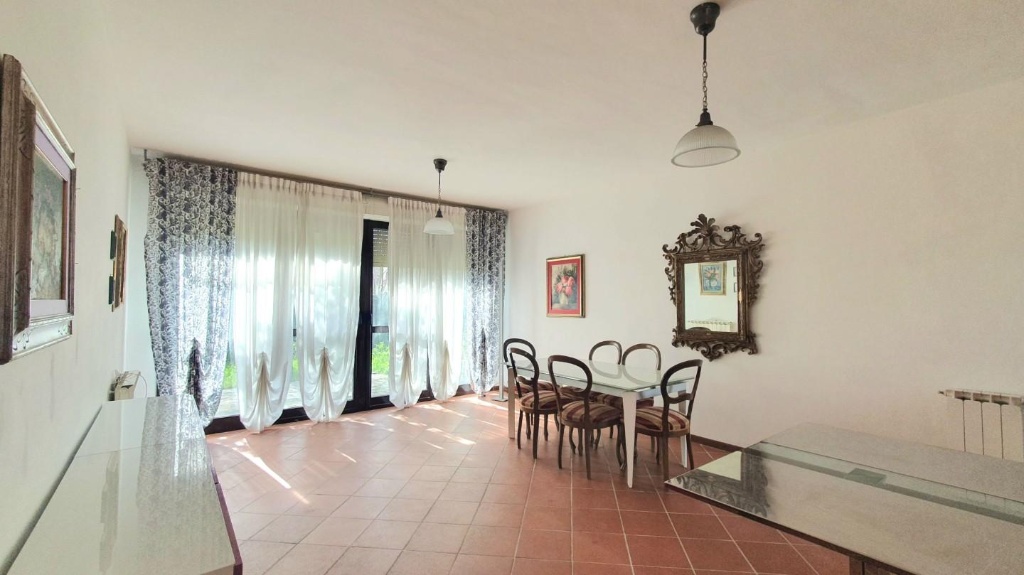 Villa a schiera a Lucca, 7 locali, 2 bagni, giardino privato, 130 m²