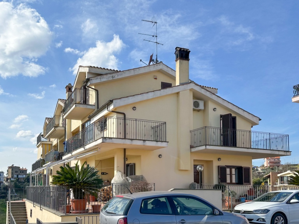 Appartamento in Via Monte Primo, Riano, 2 bagni, posto auto, 104 m²