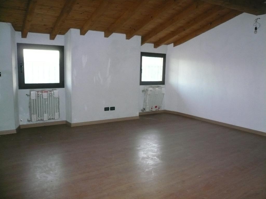 Trilocale a Calco, 1 bagno, con box, 80 m², 2° piano, porta blindata