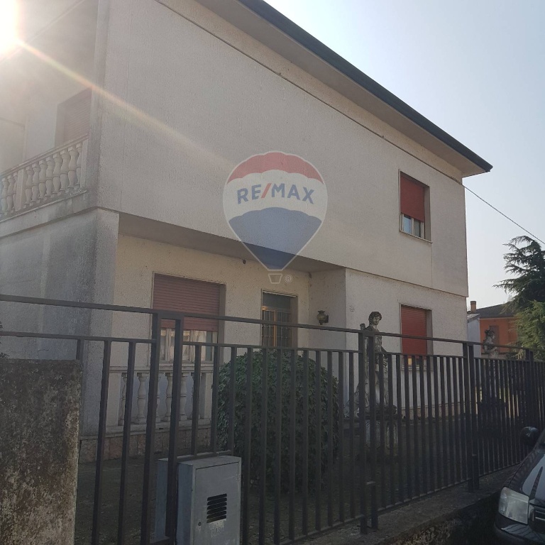 Casa indipendente in Via Camillo Benso Cavour, Bovolone, 9 locali