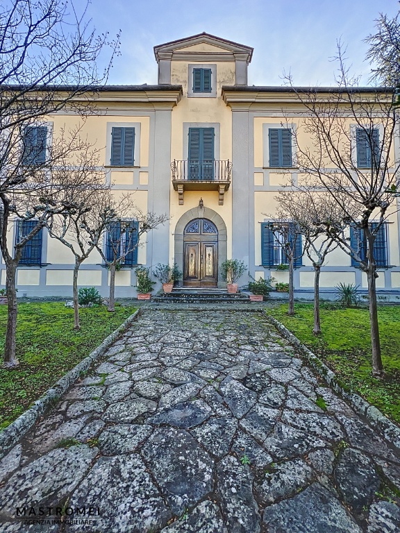 Villa in Via Aldo Moro, Uzzano, 10 locali, 3 bagni, giardino privato