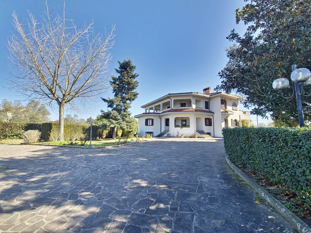 Villa a Viterbo, 15 locali, 4 bagni, giardino privato, 400 m²