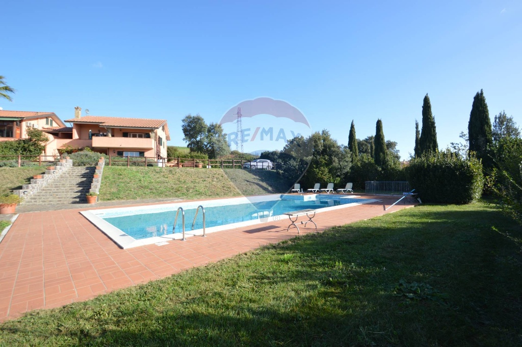 Villa a Grosseto, 8 locali, 4 bagni, giardino privato, con box, 450 m²