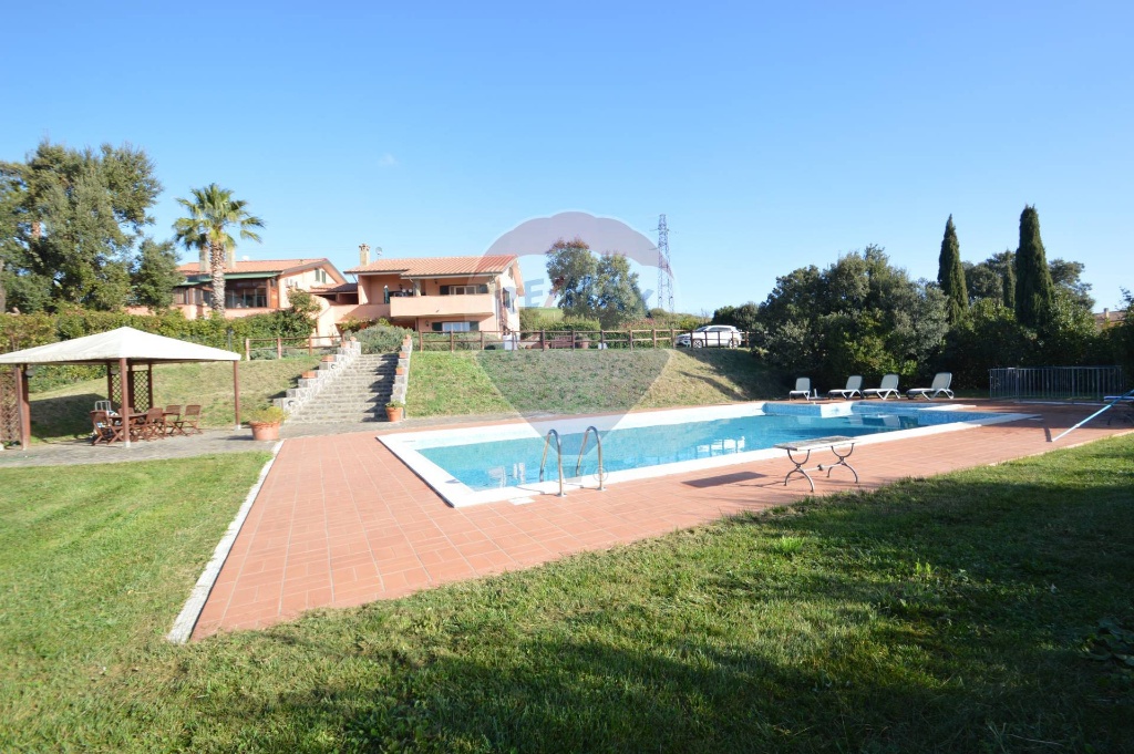 Villa a Grosseto, 8 locali, 4 bagni, giardino privato, con box, 450 m²
