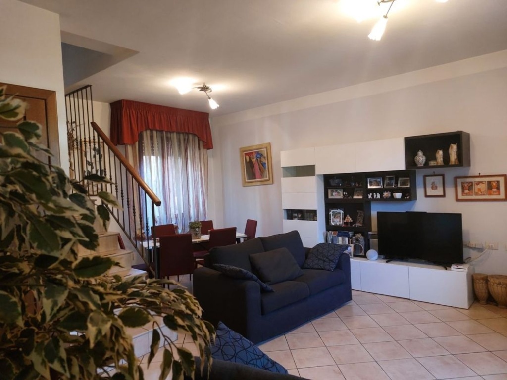 Villa a schiera a Bagni di Lucca, 8 locali, 2 bagni, 141 m² in vendita