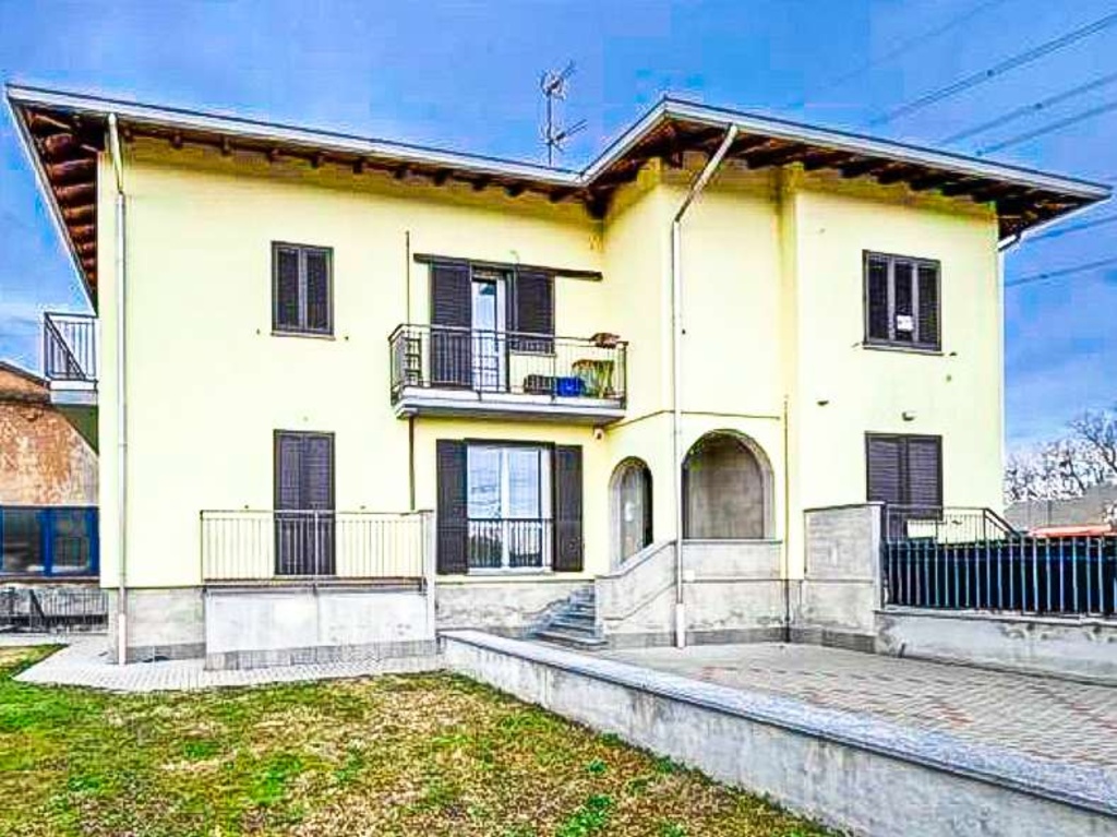 Trilocale in VIA SIVO, Castelletto sopra Ticino, 2 bagni, garage