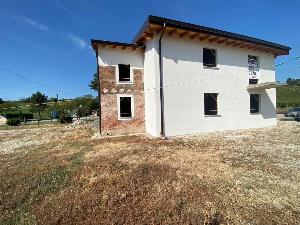 Casa indipendente in Castelnovo, Borgonovo Val Tidone, 4 locali