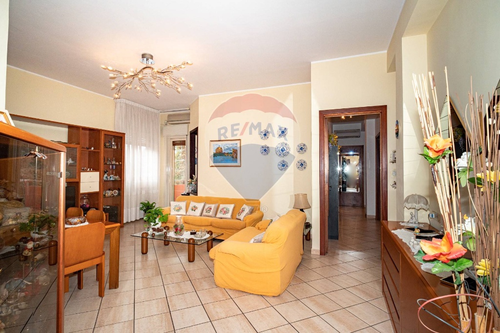 Appartamento in Via Arrigo Boito, Catania, 6 locali, 2 bagni, con box