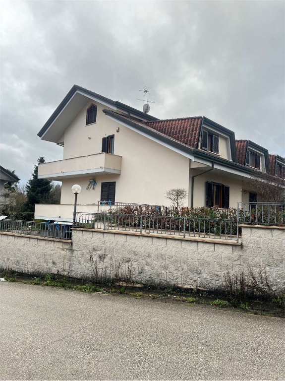 Villa in VIA DEGLI ULIVI, Frosinone, 16 locali, 364 m² in vendita
