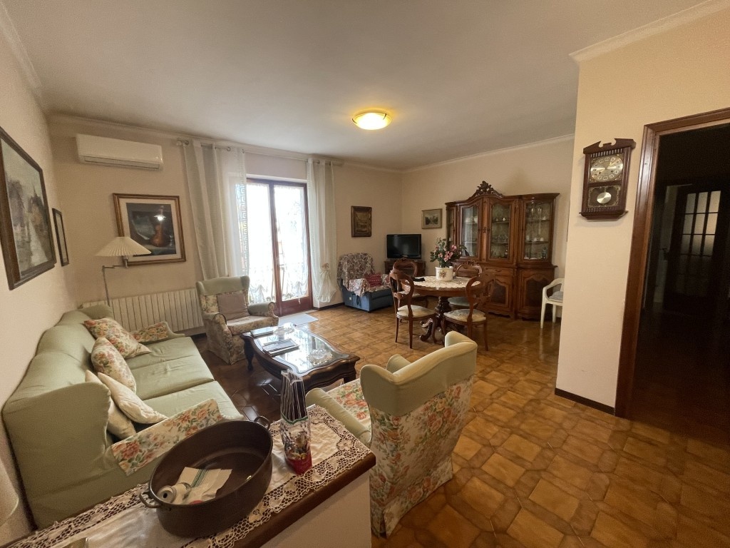 Casa indipendente a Frosinone, 7 locali, 5 bagni, giardino privato