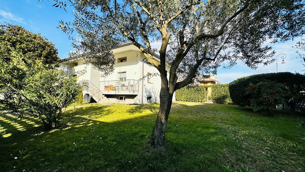Casa indipendente in Udine Rizzi, Udine, 2 bagni, garage, 305 m²