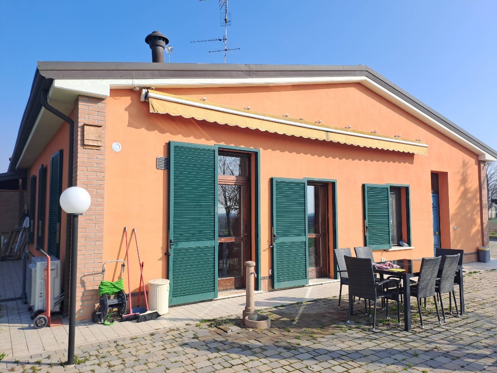 Casa indipendente in Via Comacchio, Ferrara, 8 locali, 2 bagni, 150 m²
