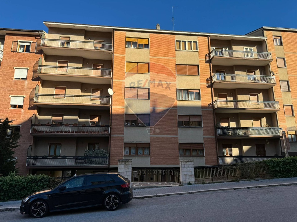 Appartamento in Via Pascoli, Campobasso, 8 locali, 2 bagni, con box