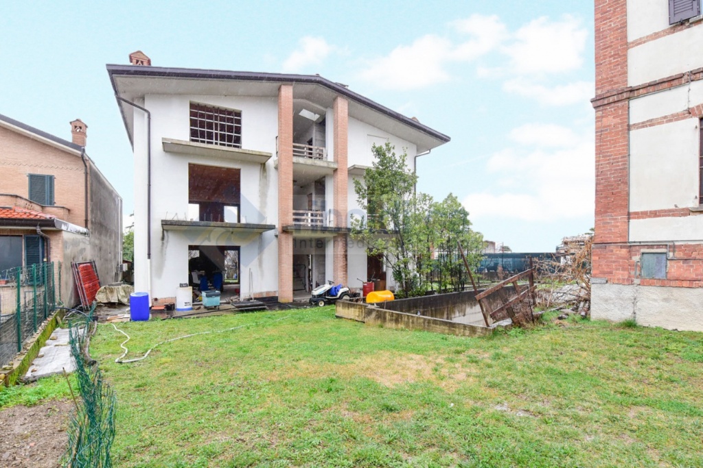 Palazzo in VIA FOSCOLO, Besana in Brianza, 20 locali, giardino privato