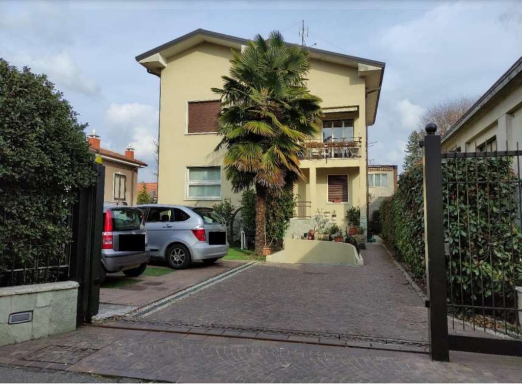 Appartamento in Via Giovanni Pascoli 8, Rovellasca, 6 locali, 1 bagno
