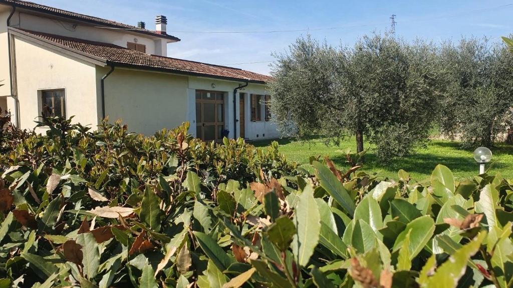 Villetta bifamiliare a Empoli, 8 locali, 5 bagni, giardino privato