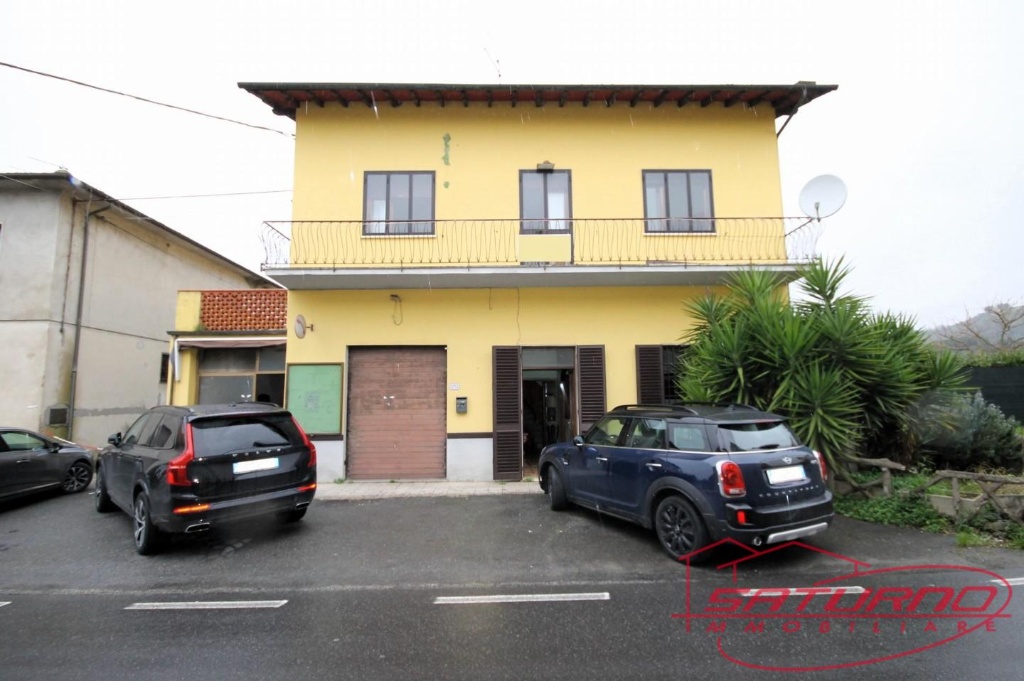 Casa singola a Lucca, 8 locali, 2 bagni, posto auto, 130 m² in vendita