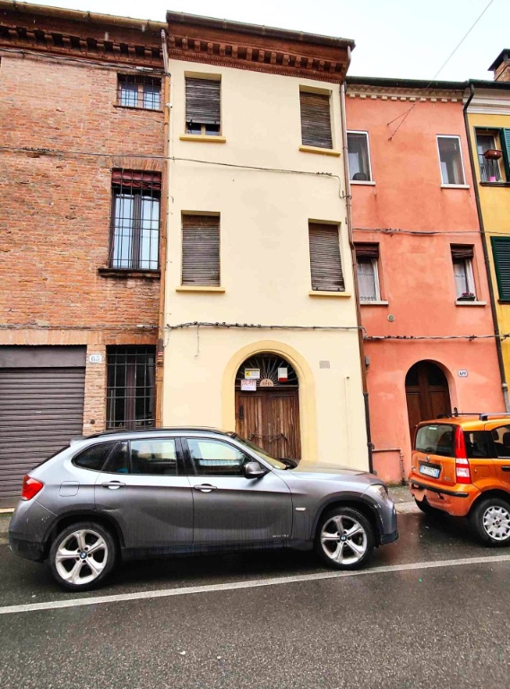 Casa indipendente in Via Ripagrande, Ferrara, 8 locali, 2 bagni