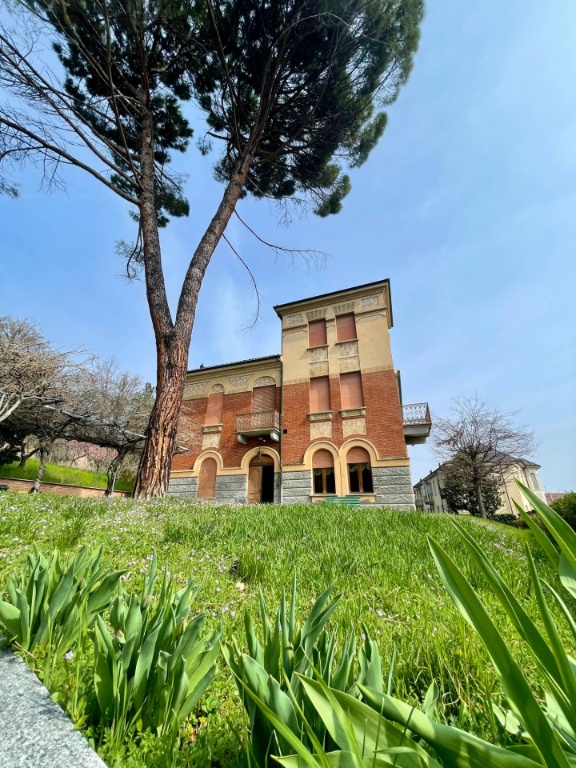 Villa singola in Via al Castello, Asti, 18 locali, 6 bagni, con box