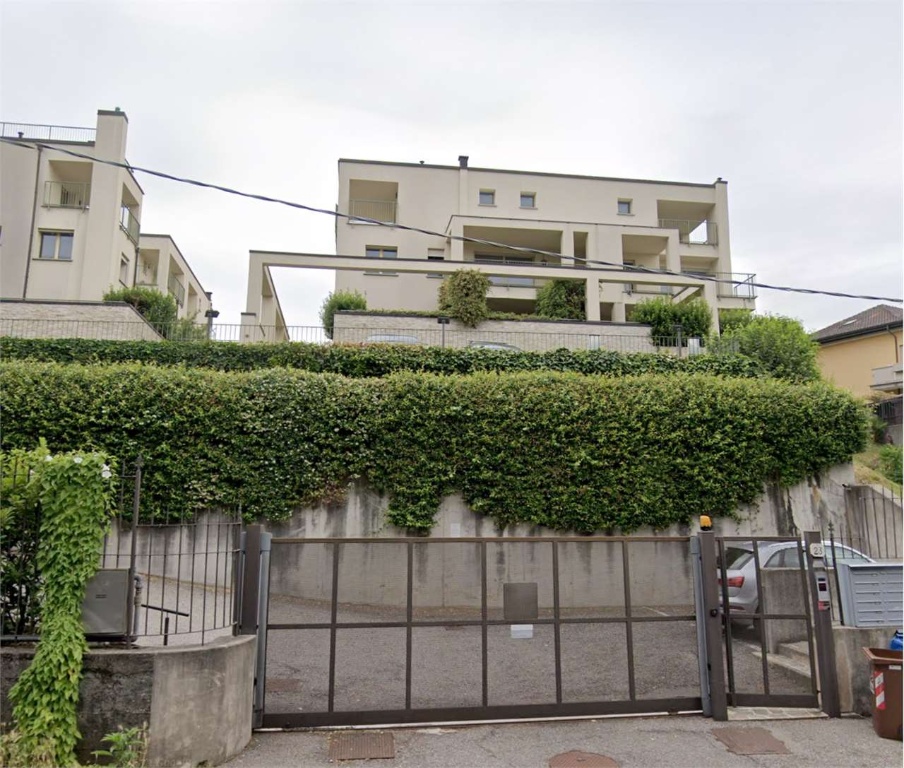 Quadrilocale in Via Oltrecolle 23, Como, 1 bagno, garage, 90 m²