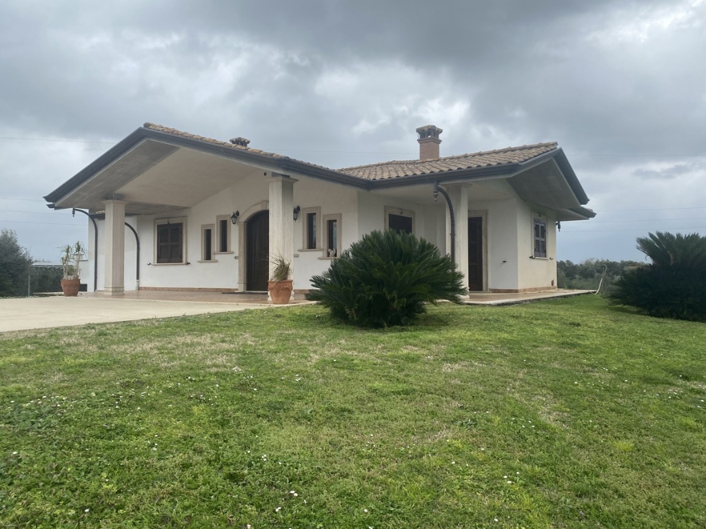 Villa singola in Via Appia 04014, Pontinia, 5 locali, 3 bagni, 320 m²