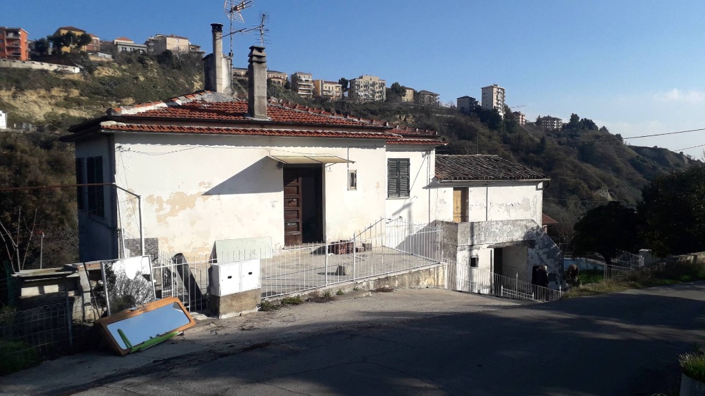Casa indipendente in Via Fonte Ricciuti, Chieti, 11 locali, 3 bagni