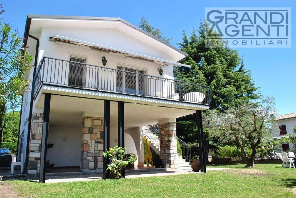 Villa a Bardolino, 7 locali, 2 bagni, giardino privato, 130 m²