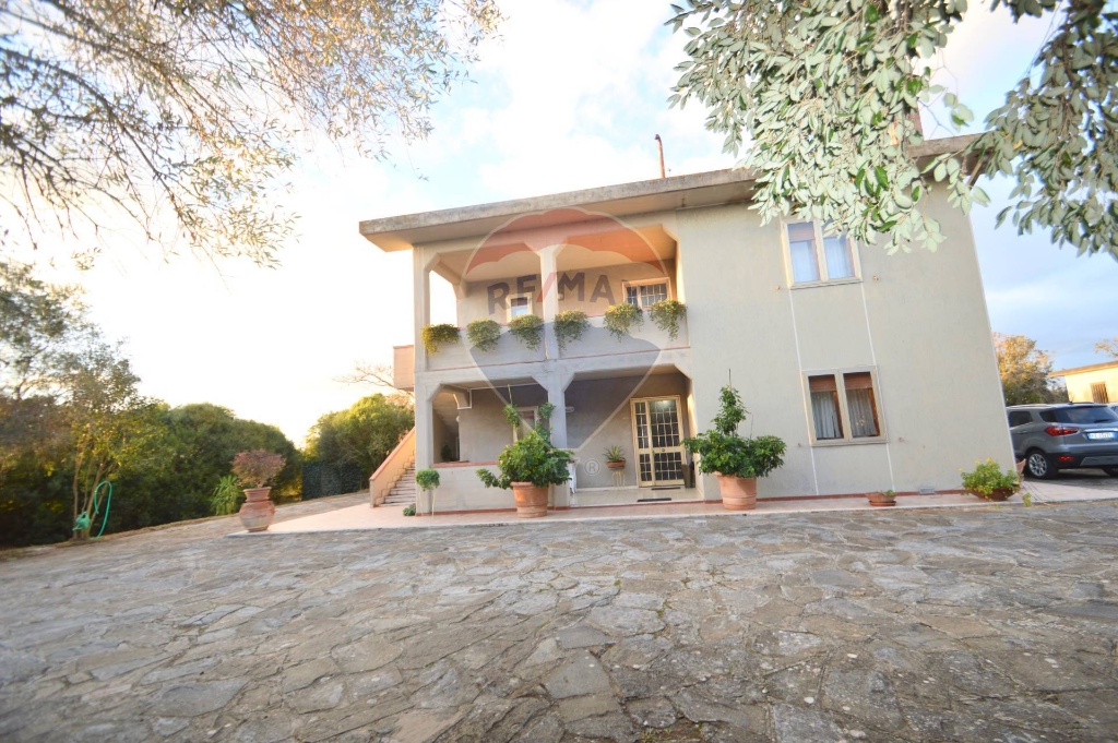 Villa a Grosseto, 6 locali, 2 bagni, giardino privato, con box, 200 m²