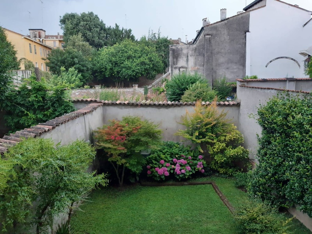 Casa indipendente a Mantova, 5 locali, 3 bagni, giardino privato