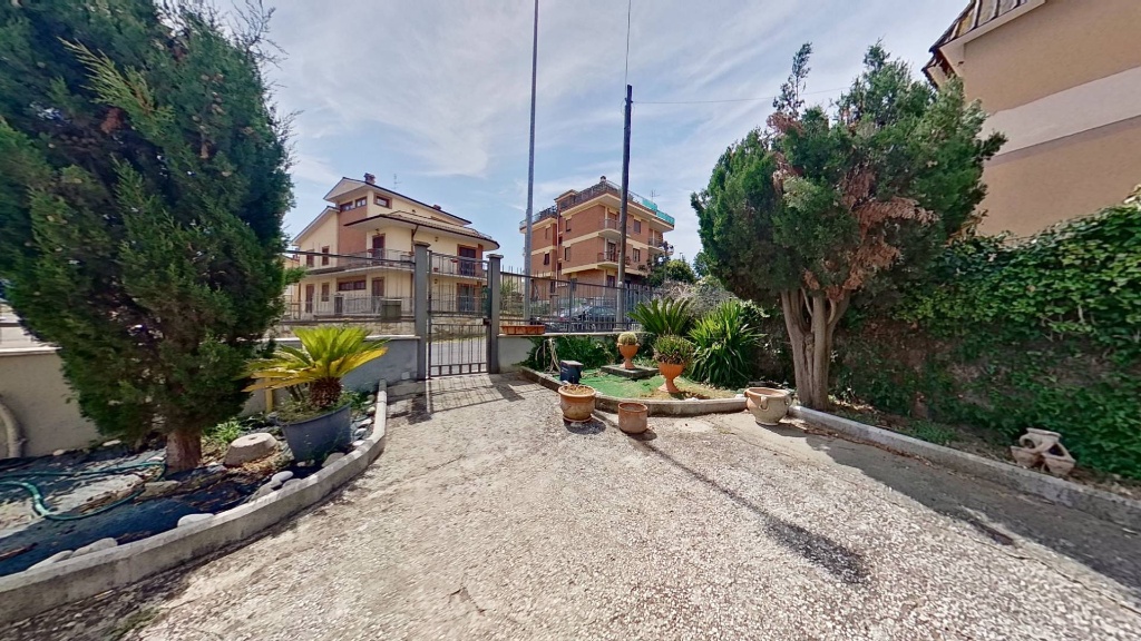 Quadrilocale in Via Giuseppe Medail, Roma, 1 bagno, giardino in comune