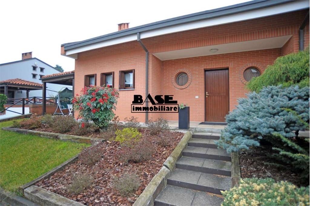 Villa in Via Trento, Fenegrò, 4 locali, 2 bagni, giardino privato
