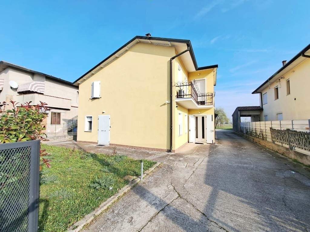 Villa singola a Rovigo, 12 locali, 3 bagni, garage, 250 m², camino