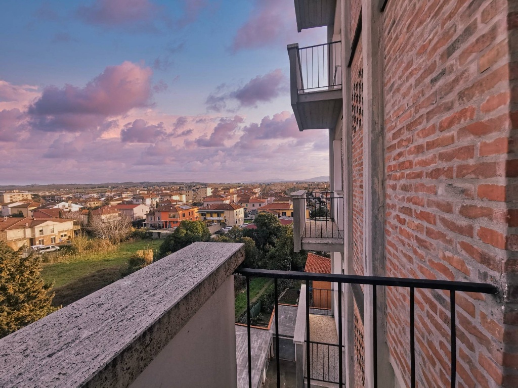 Appartamento in Morandi, Pontedera, 5 locali, 1 bagno, con box, 140 m²