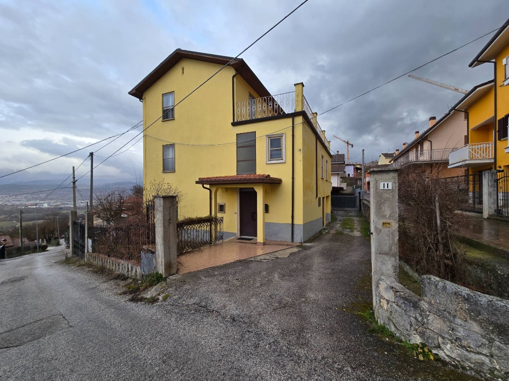 Casa semindipendente in Via Capo la Costa, L'Aquila, 4 locali, 2 bagni