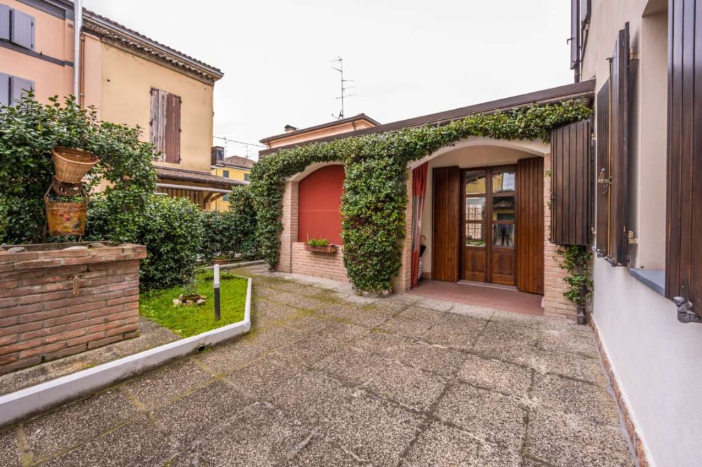 Villa a Cavezzo, 10 locali, 5 bagni, giardino privato, garage, 400 m²