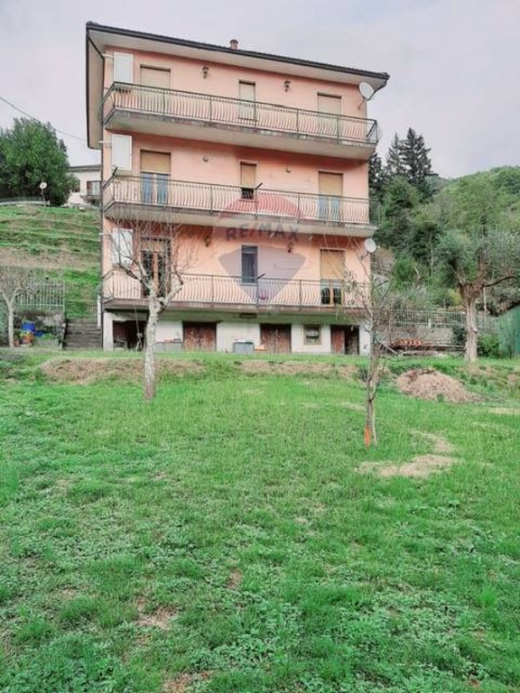 Appartamento in Via Tasso, Lumarzo, 6 locali, 1 bagno, 90 m², 2° piano