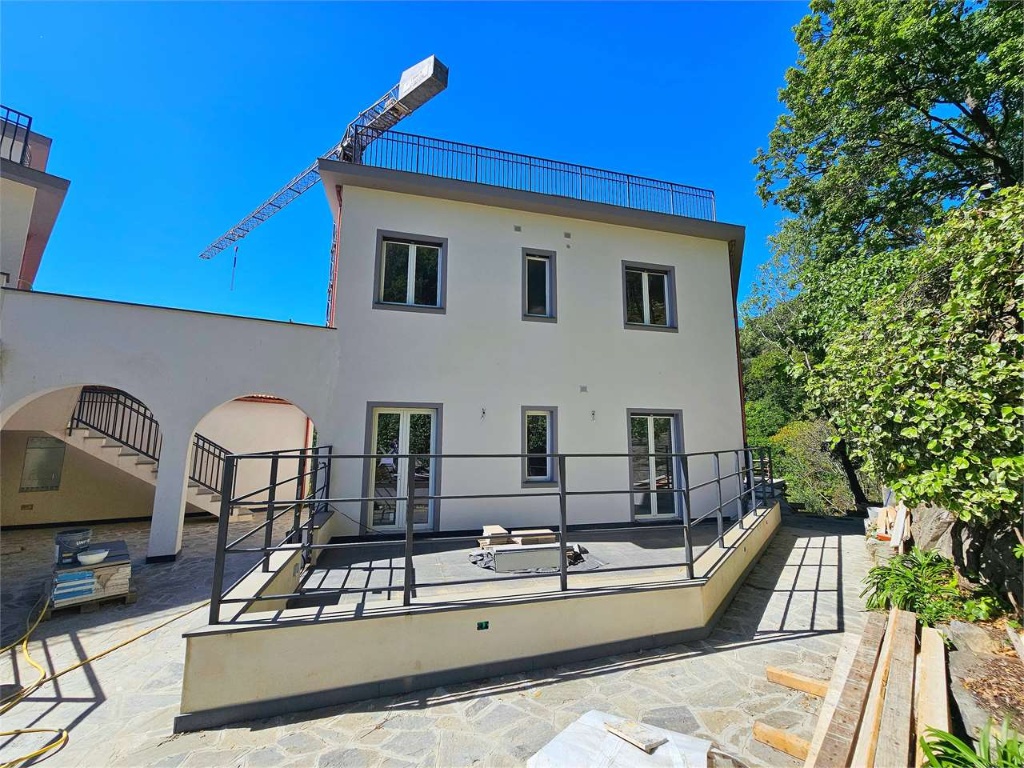 Trilocale in Via Passalacqua, Rapallo, 2 bagni, giardino privato