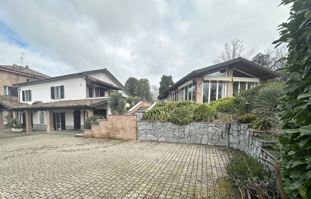 Villa singola in Via Bernini 36, Casteggio, 2 bagni, giardino privato