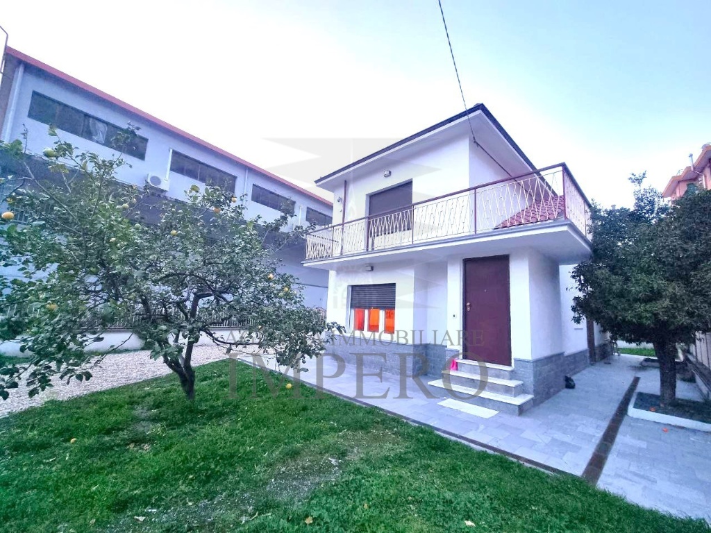 Casa indipendente in Corso Limone Piemonte 39, Ventimiglia, 7 locali