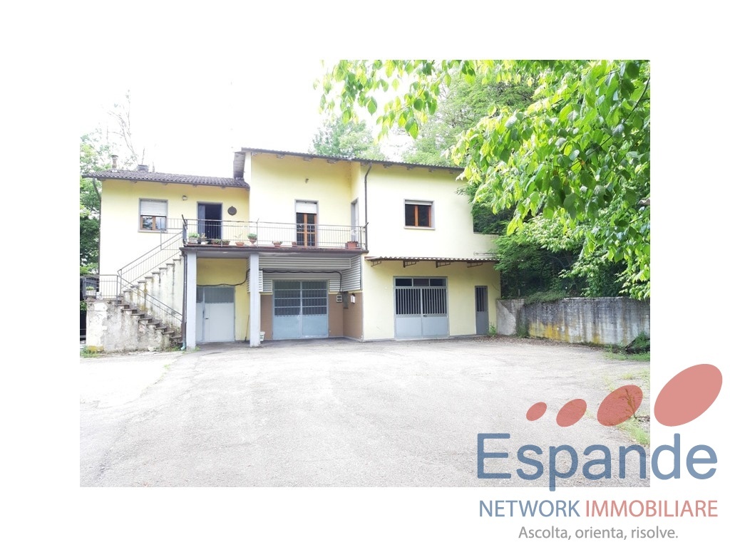Casa indipendente a Gaggio Montano, 5 locali, 1 bagno, garage, 250 m²