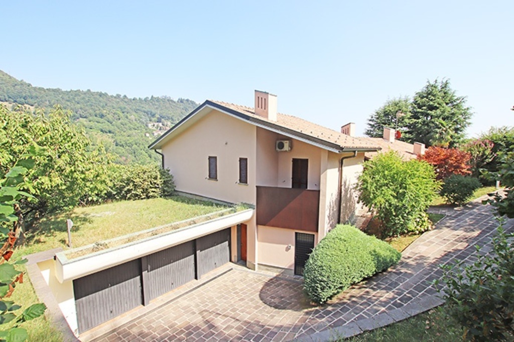 Villa ad Alzano Lombardo, 7 locali, 4 bagni, giardino privato, con box