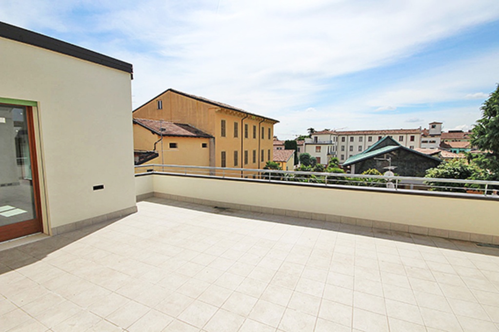 Attico a Verona, 4 locali, 2 bagni, con box, 256 m², ultimo piano