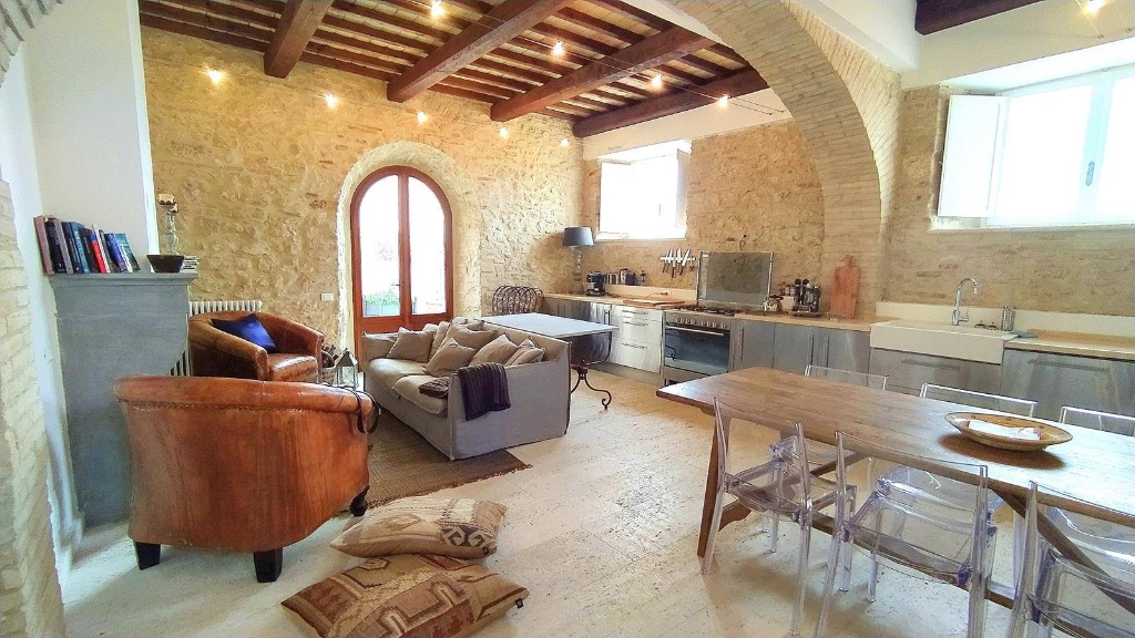 Casa indipendente a Calvi dell'Umbria, 9 locali, 2 bagni, 188 m²