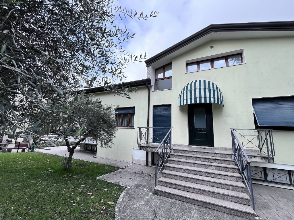 Villa singola in Via Giambattista Tiepolo, Pordenone, 10 locali