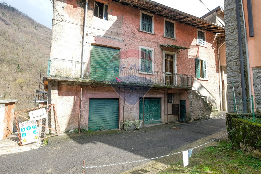 Porzione di casa in Via Cabrozzo, Strozza, 8 locali, 1 bagno, con box