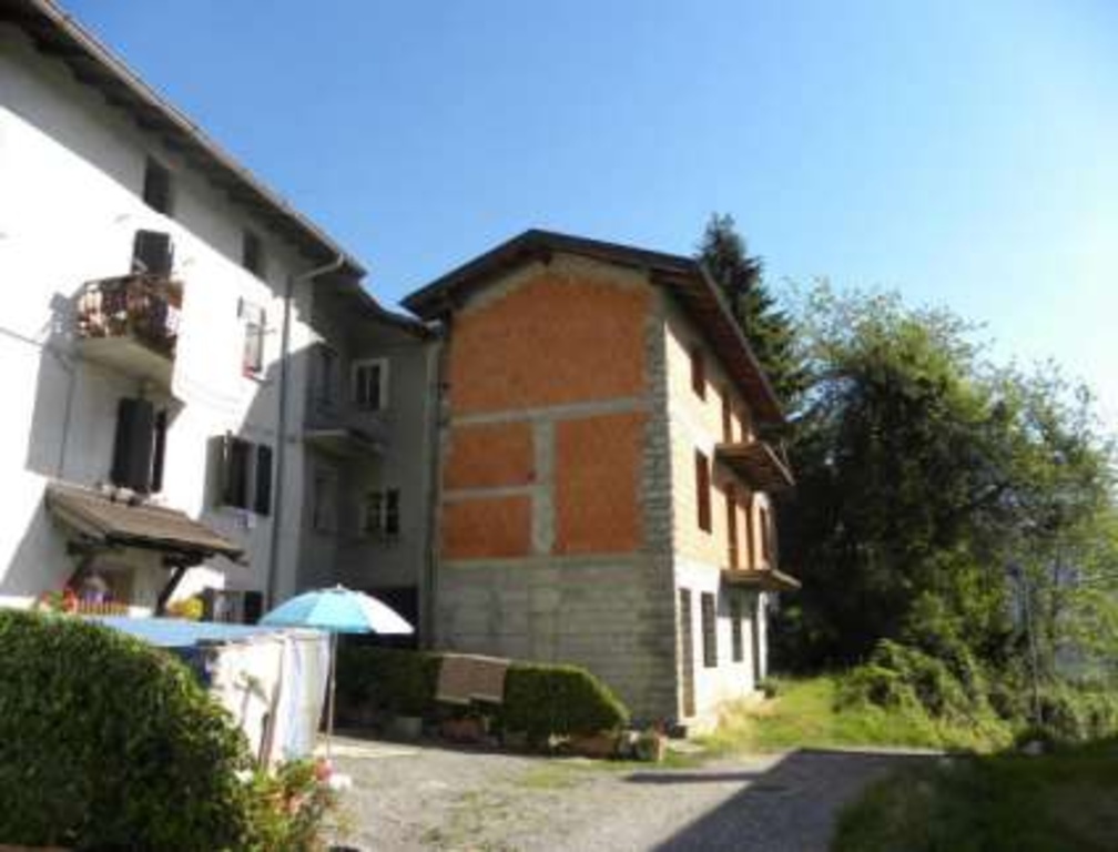 Porzione di casa in Via Caffarino, Sant'Omobono Terme, 6 locali