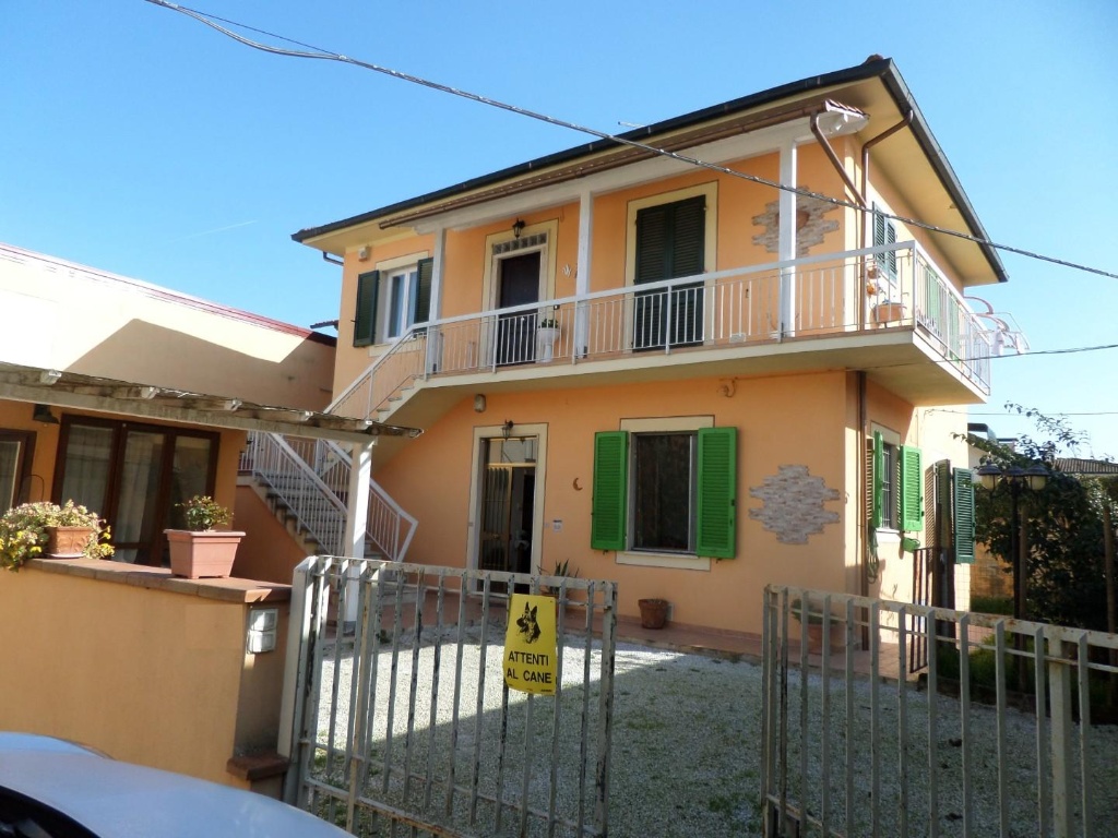 Casa singola a Castelfranco di Sotto, 10 locali, 2 bagni, posto auto